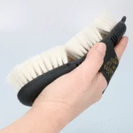 Miękka szczotka dla koni z włosiem kozim i elastycznym wierzchem – Excellent Horse Flexi Brush Shine - obrazek 5