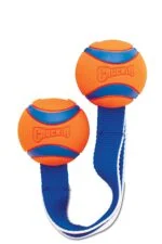 Zabawka do przeciągania dla psów z 2 piłkami tenisowymi i nylonową wstążką, ø 6 cm – Chuckit! Ultra Duo Tug M