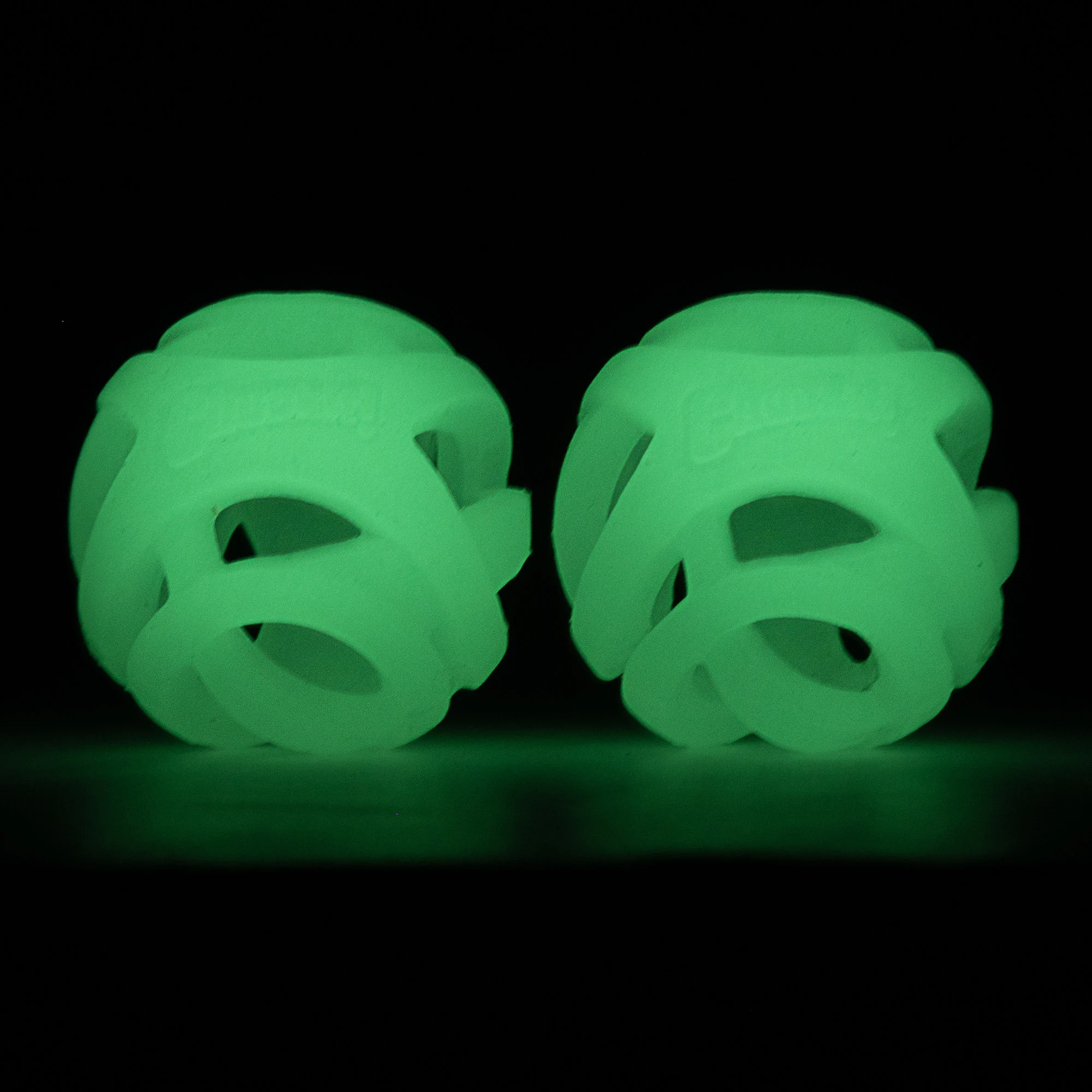 Świecąca piłka dla psa S, pływająca, 4,5 cm, 2 sztuki – Chuckit! Air Glow Fetch Ball - obrazek 3