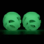 Świecąca piłka dla psa M, unosząca się na wodzie, 6 cm – Chuckit! Air Glow Fetch Ball - obrazek 3