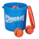 Zestaw piłek dla psa z wiaderkiem i otworami odpływowymi, 8 piłek M – Chuckit! Bucket - obrazek 2