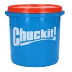 Zestaw piłek dla psa z wiaderkiem i otworami odpływowymi, 8 piłek M – Chuckit! Bucket - obrazek 3