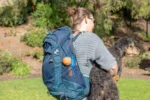 Składana wyrzutnia do piłek z gumową piłką, po rozłożeniu 46 cm – Chuckit! Fetch & Fold Launcher Mini - obrazek 4
