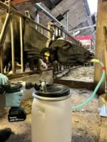 Pompa do pojenia krów z napędem wiertarką i zbiornikiem 25 l – Excellent Cow Drencher Drill Driven - obrazek 2