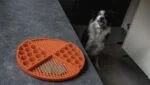 Okrągła mata do lizania z głębokimi zagłębieniami, czerwona, ø 21 cm – Eat Slow Live Longer Lick Mat Dimensions Circle - obrazek 6