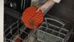 Okrągła mata do lizania z głębokimi zagłębieniami, czerwona, ø 21 cm – Eat Slow Live Longer Lick Mat Dimensions Circle - obrazek 4