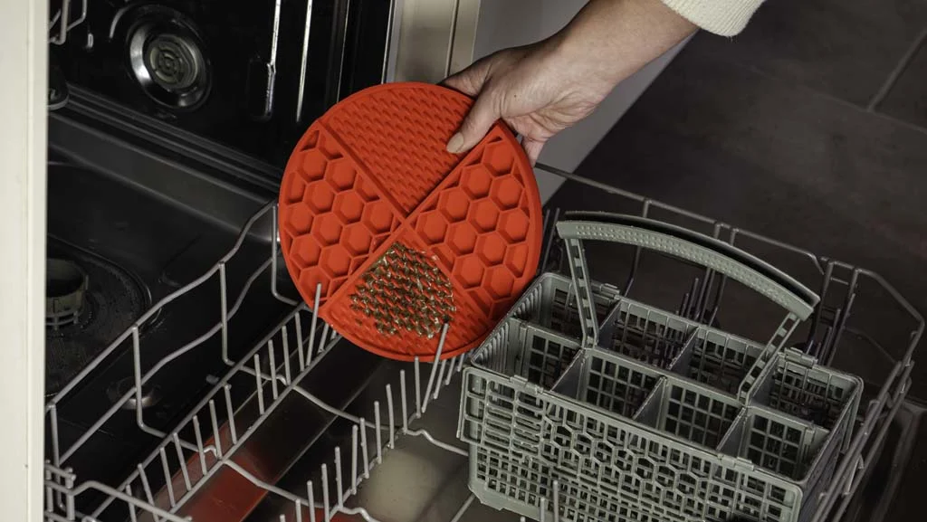 Okrągła mata do lizania z głębokimi zagłębieniami, czerwona, ø 21 cm – Eat Slow Live Longer Lick Mat Dimensions Circle - obrazek 4