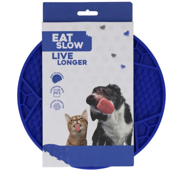 Mata do lizania dla psów ze wzorem piłki i przyssawkami, Ø 22 cm, niebieska – Eat Slow Live Longer Lick Mat Soccer Ball