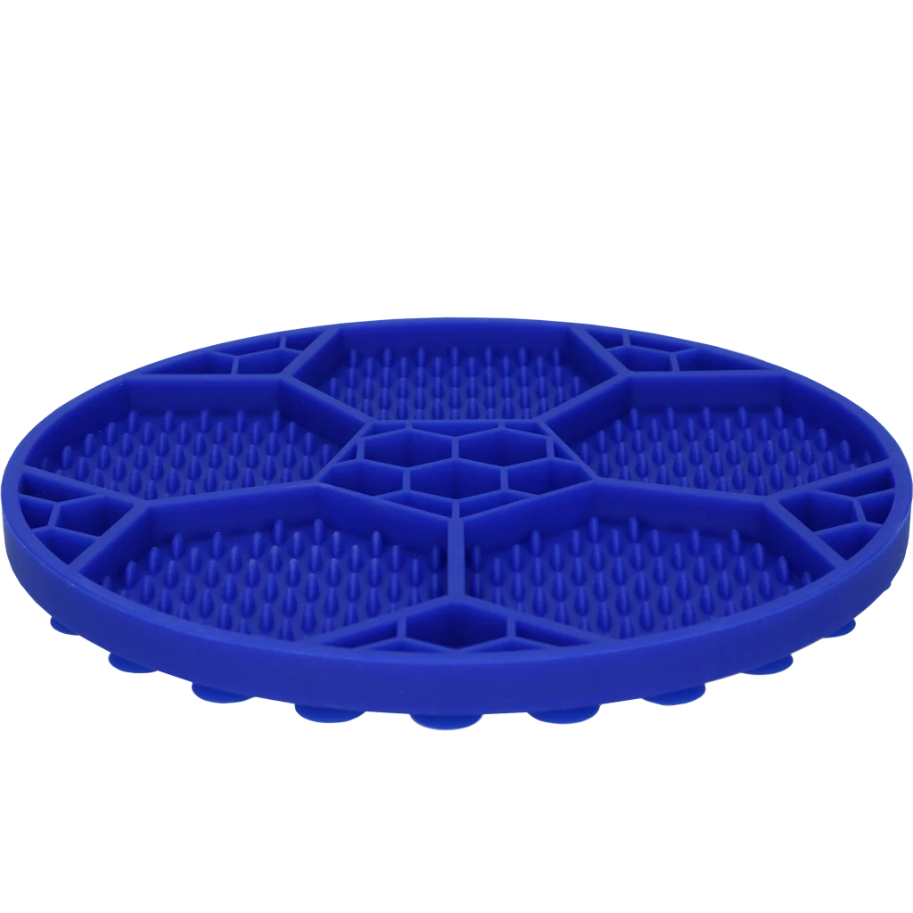 Mata do lizania dla psów ze wzorem piłki i przyssawkami, Ø 22 cm, niebieska – Eat Slow Live Longer Lick Mat Soccer Ball - obrazek 3