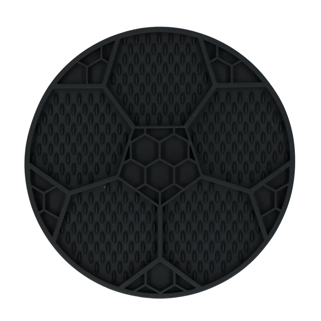 Mata do lizania dla psów z wzorem piłki nożnej i przyssawkami, Ø 22 cm, szara – Eat Slow Live Longer Lick Mat Soccer Ball - obrazek 2