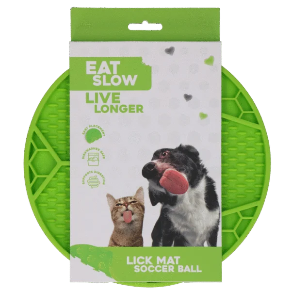 Mata do lizania dla psów z wzorem piłki nożnej i przyssawkami, Ø 22 cm, zielona – Eat Slow Live Longer Lick Mat Soccer Ball