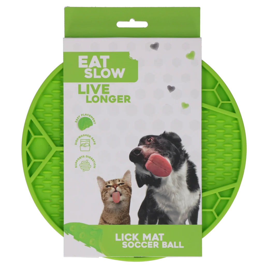 Mata do lizania dla psów z wzorem piłki nożnej i przyssawkami, Ø 22 cm, zielona – Eat Slow Live Longer Lick Mat Soccer Ball - obrazek 1
