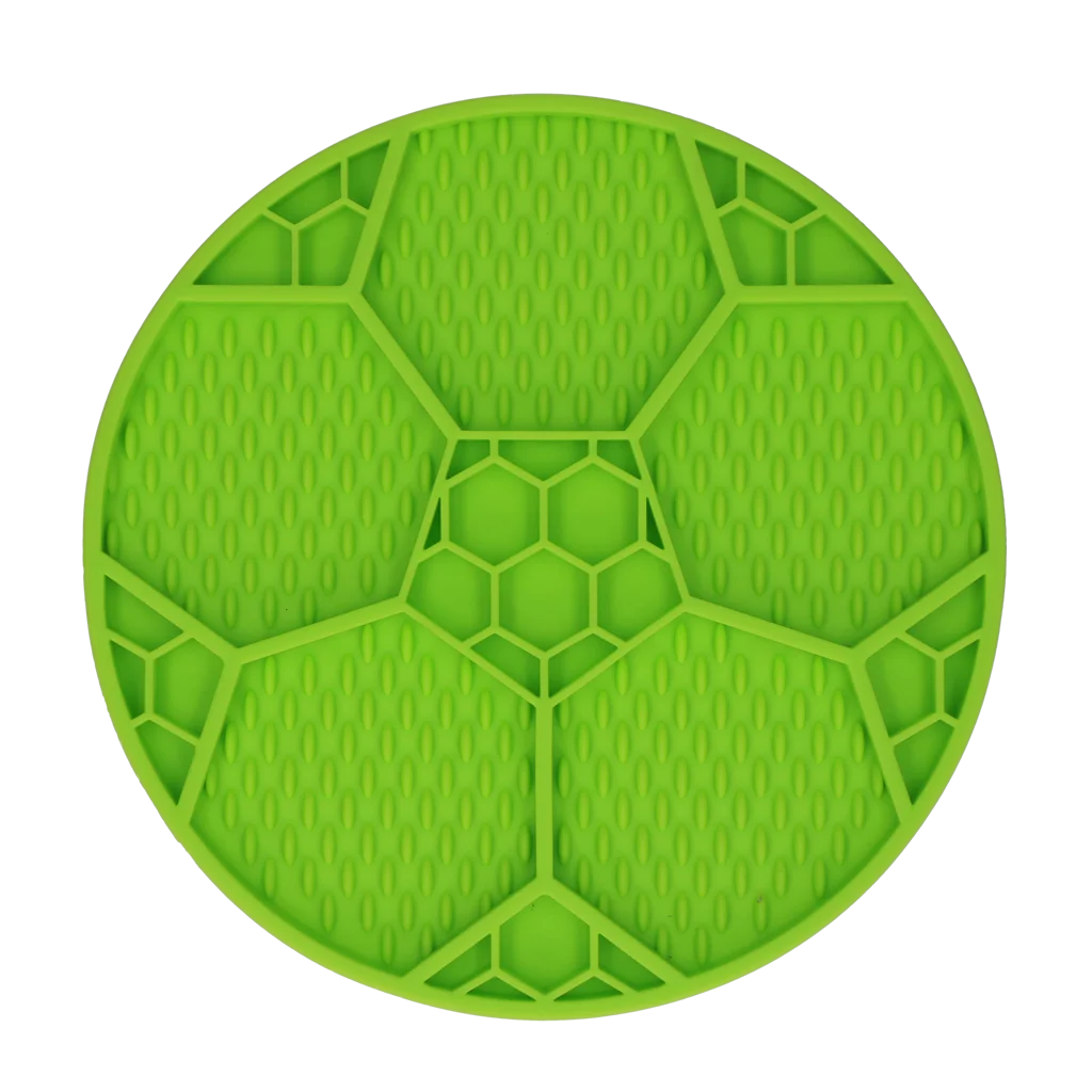 Mata do lizania dla psów z wzorem piłki nożnej i przyssawkami, Ø 22 cm, zielona – Eat Slow Live Longer Lick Mat Soccer Ball - obrazek 2