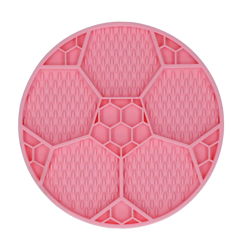 Mata do lizania dla psów z motywem piłki nożnej i przyssawkami, Ø 22 cm, różowa – Eat Slow Live Longer Lick Mat Soccer Ball - obrazek 2