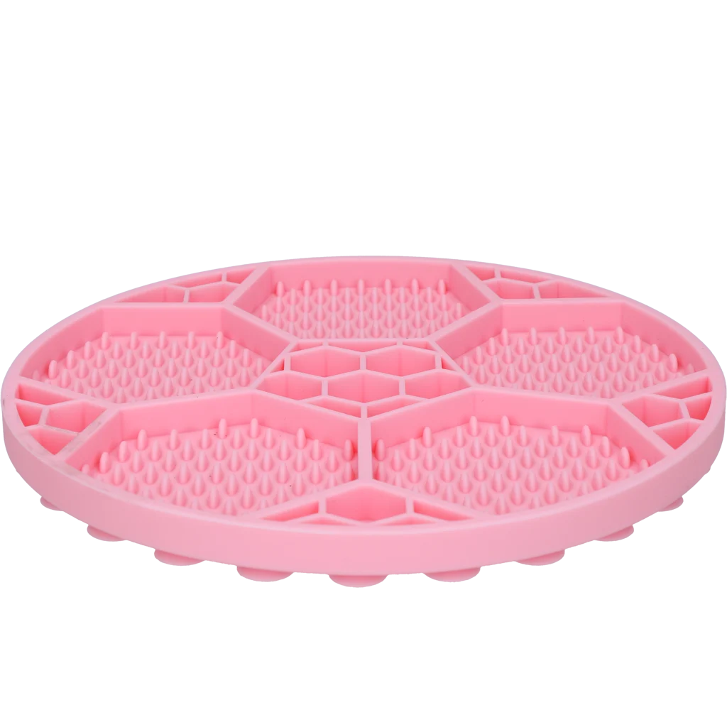 Mata do lizania dla psów z motywem piłki nożnej i przyssawkami, Ø 22 cm, różowa – Eat Slow Live Longer Lick Mat Soccer Ball - obrazek 3