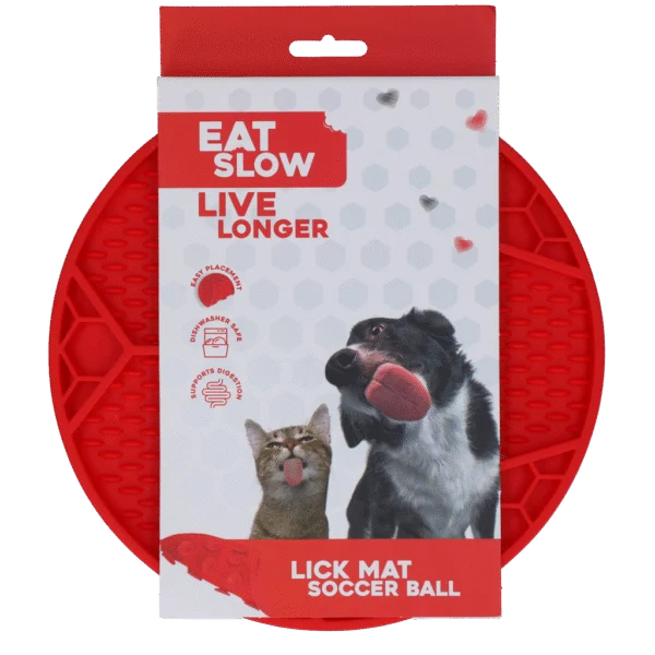Mata do lizania dla psów z motywem piłki nożnej i przyssawkami, Ø 22 cm, czerwona – Eat Slow Live Longer Lick Mat Soccer Ball