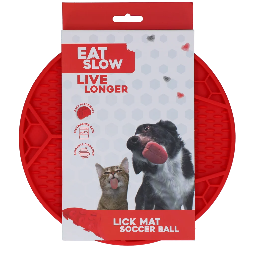 Mata do lizania dla psów z motywem piłki nożnej i przyssawkami, Ø 22 cm, czerwona – Eat Slow Live Longer Lick Mat Soccer Ball - obrazek 1