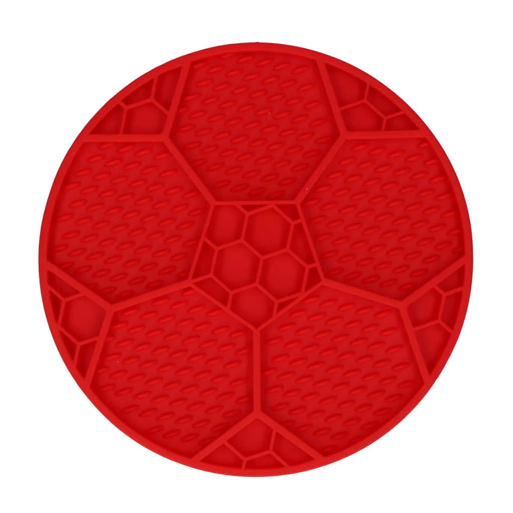 Mata do lizania dla psów z motywem piłki nożnej i przyssawkami, Ø 22 cm, czerwona – Eat Slow Live Longer Lick Mat Soccer Ball - obrazek 2