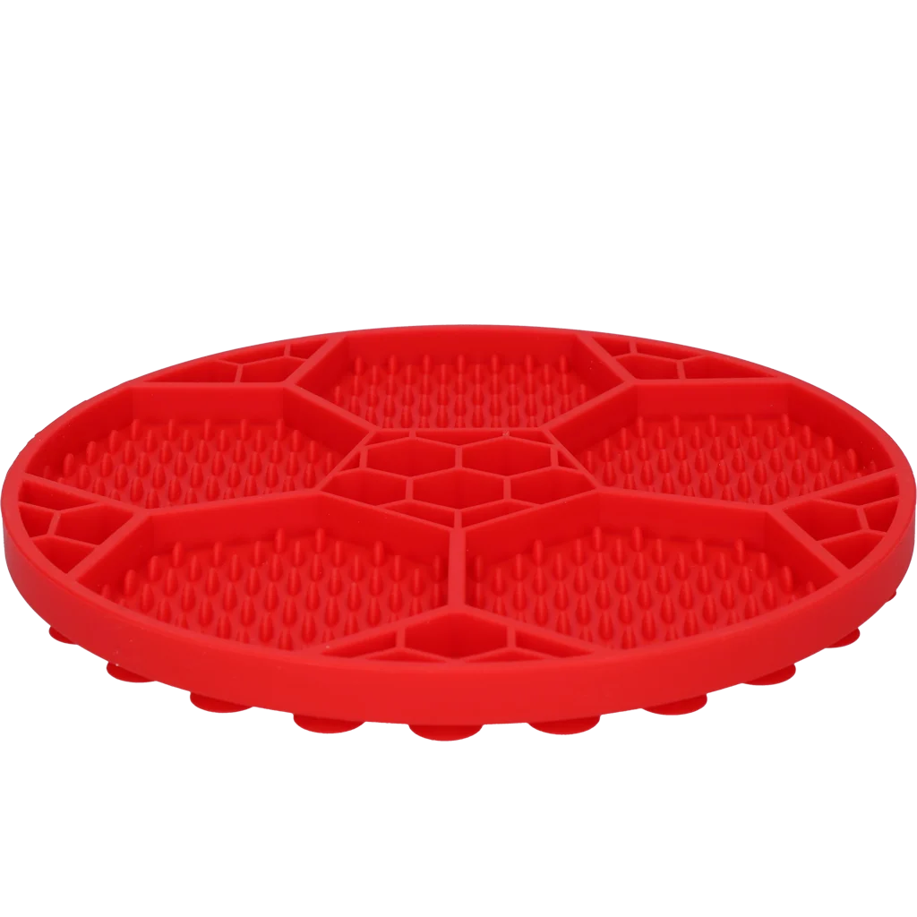 Mata do lizania dla psów z motywem piłki nożnej i przyssawkami, Ø 22 cm, czerwona – Eat Slow Live Longer Lick Mat Soccer Ball - obrazek 3