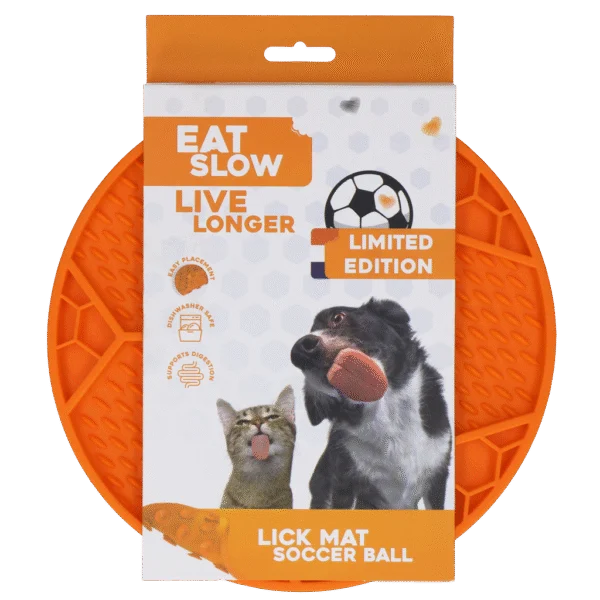 Mata do lizania dla psa z wzorem piłki nożnej i przyssawkami, Ø 22 cm, pomarańczowa – Eat Slow Live Longer Lick Mat Soccer Ball