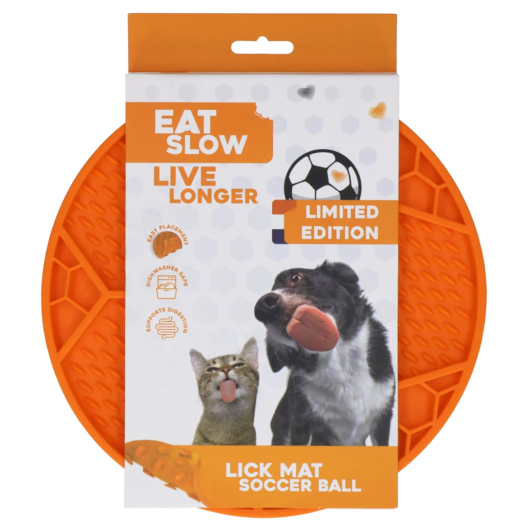 Mata do lizania dla psa z wzorem piłki nożnej i przyssawkami, Ø 22 cm, pomarańczowa – Eat Slow Live Longer Lick Mat Soccer Ball - obrazek 1