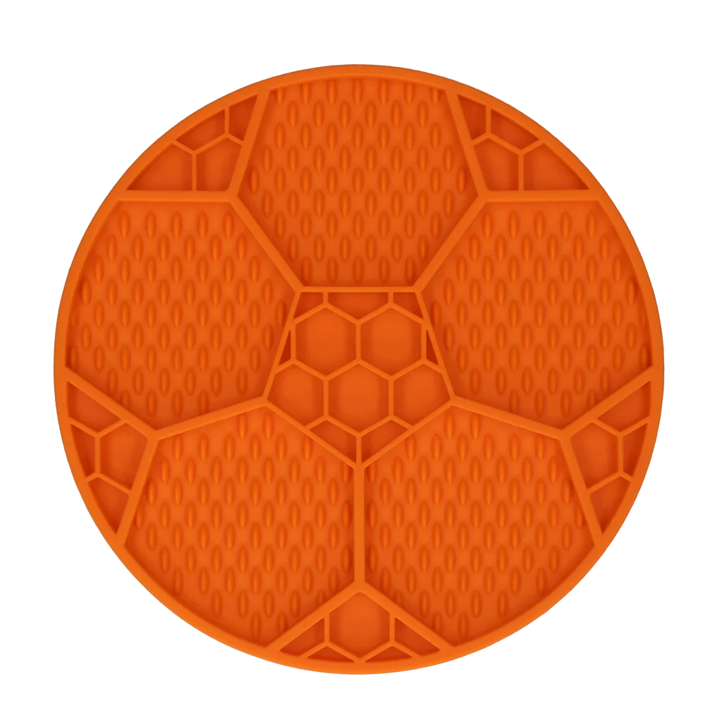 Mata do lizania dla psa z wzorem piłki nożnej i przyssawkami, Ø 22 cm, pomarańczowa – Eat Slow Live Longer Lick Mat Soccer Ball - obrazek 3