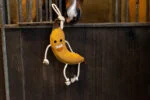 Zabawka do stajni dla koni ze skóry, wypełniona jutą, banan, 40 x 12 x 5 cm – Excellent Horse Foodie Friends Banana - obrazek 4
