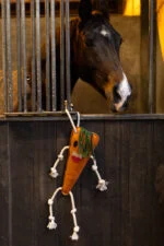 Zabawka dla konia do stajni ze skóry z wypełnieniem z juty, marchewka, 40 x 16 x 5 cm – Excellent Horse Foodie Friends Carrot - obrazek 3