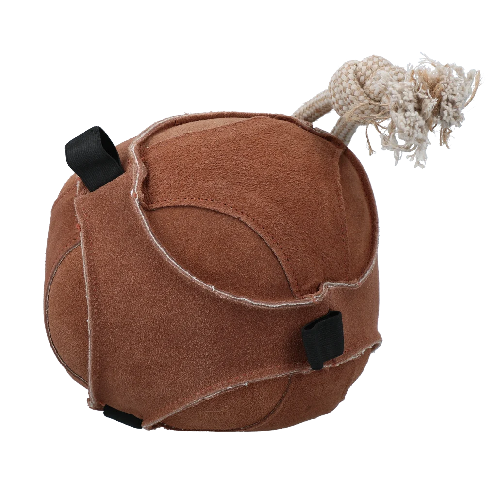 Zamszowa piłka do zabawy dla koni z pętlami na smakołyki, brązowa – Excellent Horse Fun Play Ball Suede - obrazek 1