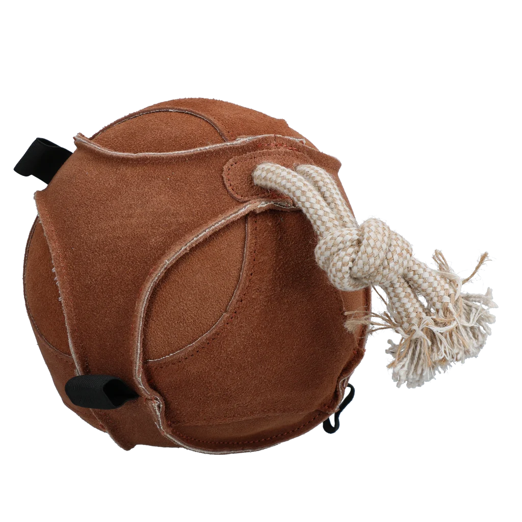 Zamszowa piłka do zabawy dla koni z pętlami na smakołyki, brązowa – Excellent Horse Fun Play Ball Suede - obrazek 2