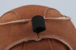 Zamszowa piłka do zabawy dla koni z pętlami na smakołyki, brązowa – Excellent Horse Fun Play Ball Suede - obrazek 3