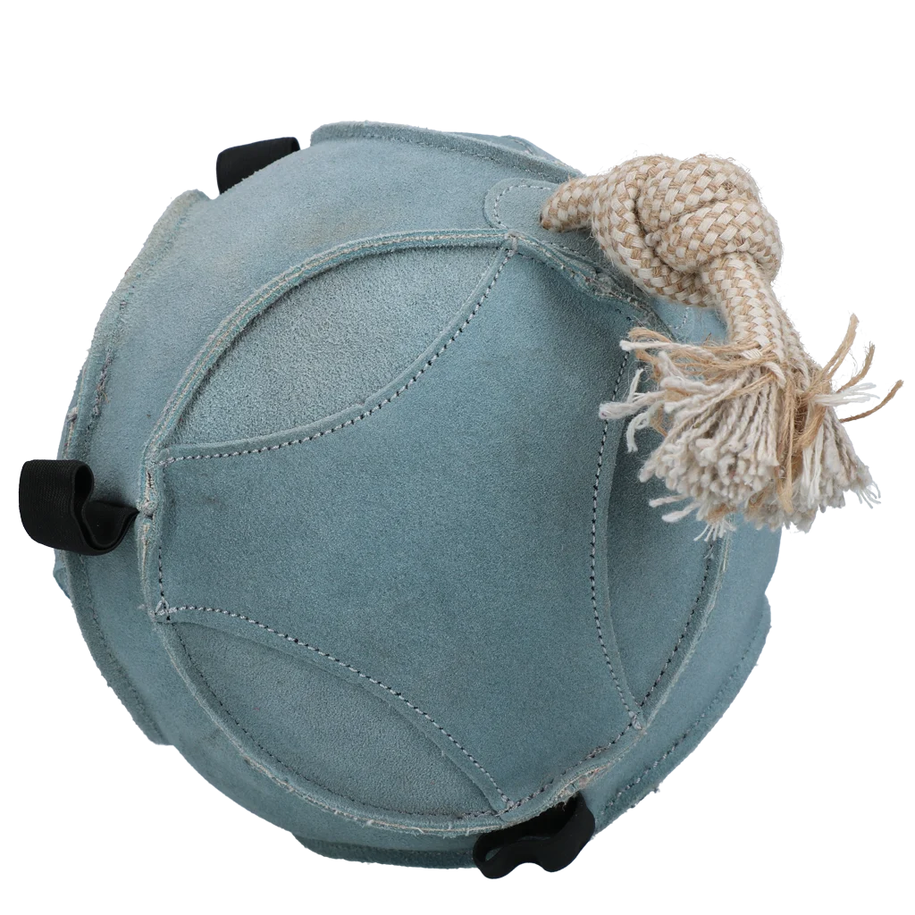 Zamszowa piłka do zabawy dla konia z pętlami na smakołyki, niebieska – Excellent Horse Fun Play Ball Suede - obrazek 2