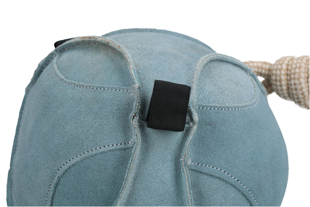 Zamszowa piłka do zabawy dla konia z pętlami na smakołyki, niebieska – Excellent Horse Fun Play Ball Suede - obrazek 3