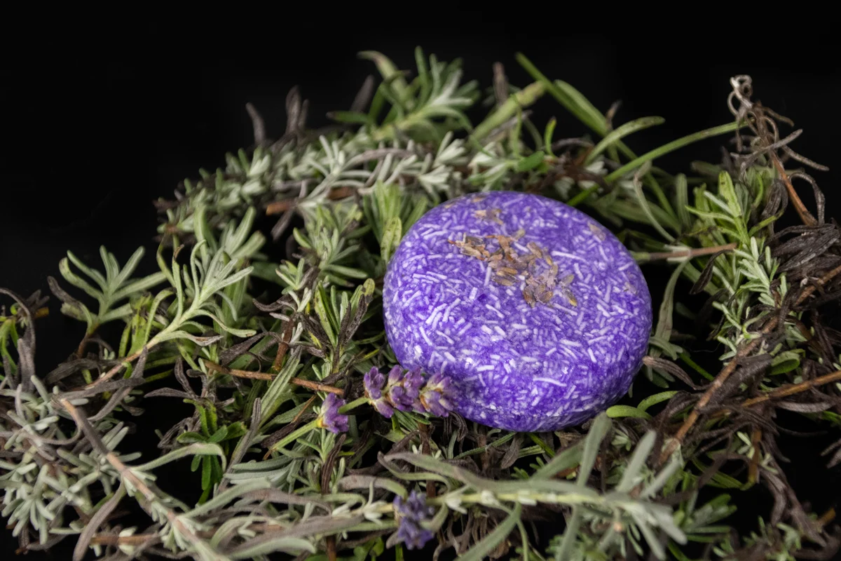 Szampon dla koni w kostce z odżywką, lawenda, 60 g – Excellent Horse Hi Gloss Shampoo Bar - obrazek 3