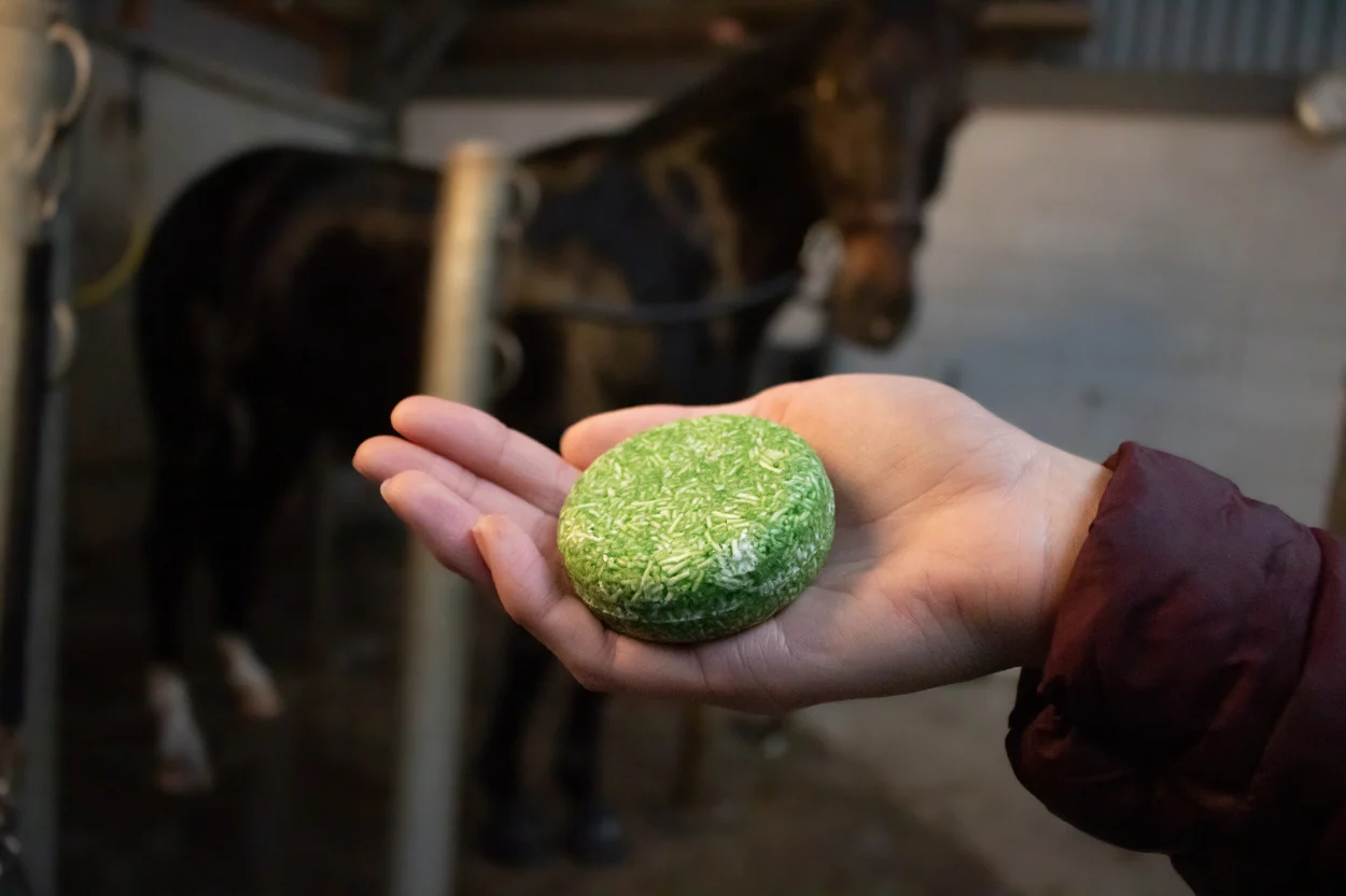 Szampon dla koni w kostce z odżywką, aloesem, 60 g – Excellent Horse Hi Gloss Shampoo Bar - obrazek 3