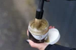 Złoty brokatowy lakier do kopyt, 150 ml – Excellent Horse Hi Gloss Glitter Hoof Polish - obrazek 3