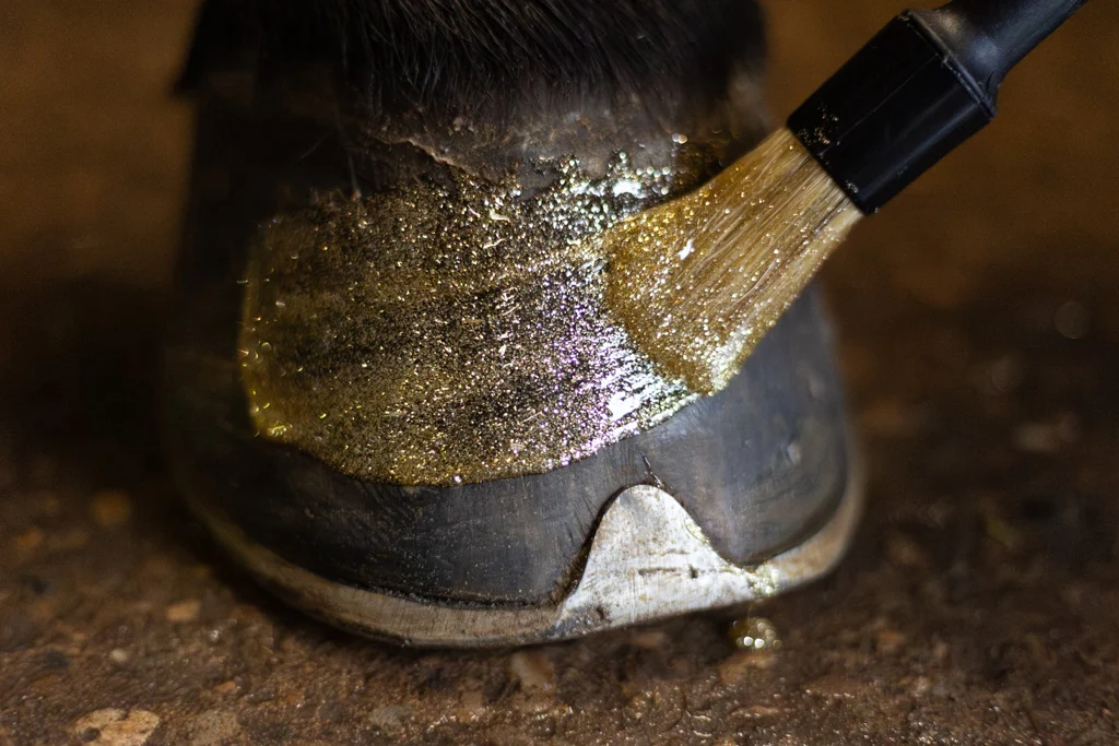 Złoty brokatowy lakier do kopyt, 150 ml – Excellent Horse Hi Gloss Glitter Hoof Polish - obrazek 4