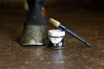 Złoty brokatowy lakier do kopyt, 150 ml – Excellent Horse Hi Gloss Glitter Hoof Polish - obrazek 5