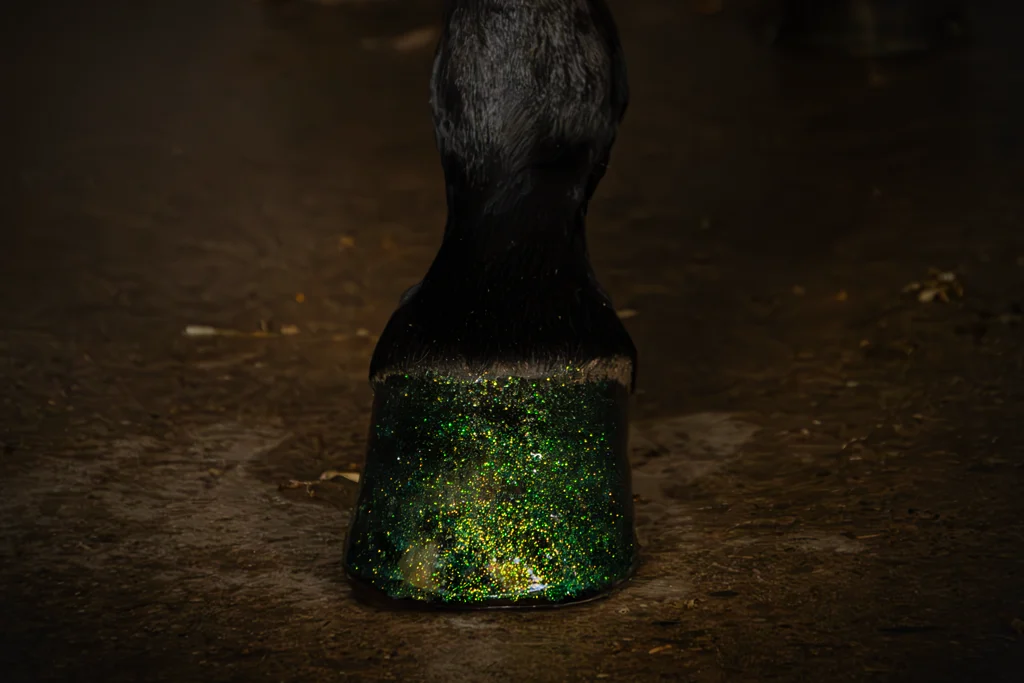 Glitterhoeflak Groen, 150 ml – Excellent Horse Hi Gloss Glitter Hoof Polish - obrazek 2