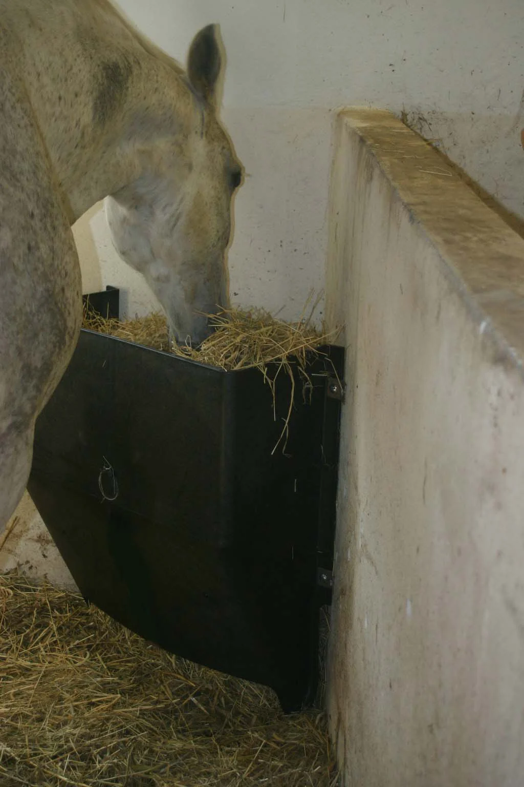 Plastikowy paśnik narożny na siano, 200 l – Ok-Plast Hooi Dispenser - obrazek 3