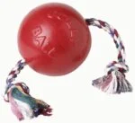 Pływająca piłka dla psa ze sznurem, czerwona S (10 cm) – Jolly Pets Romp-n-Roll - obrazek 4
