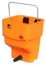 Pomarańczowe wiadro do pojenia cieląt z hakami do zawieszania, 5 l – Shoof Kalf Feeder M1 Rail-Hang - obrazek 2