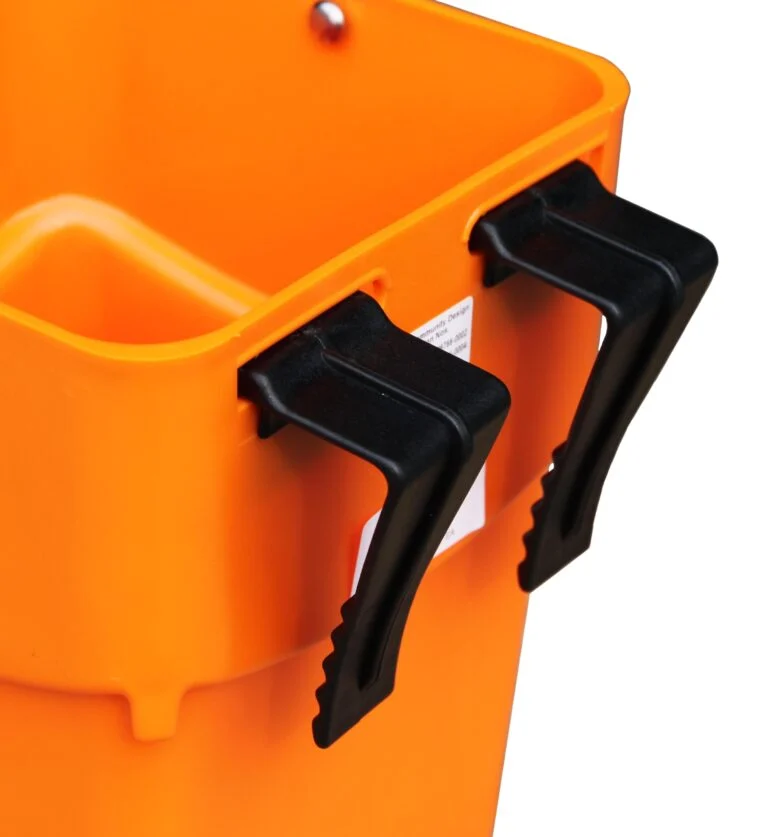 Pomarańczowe wiadro do pojenia cieląt z hakami do zawieszania, 5 l – Shoof Kalf Feeder M1 Rail-Hang