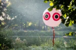 Balon odstraszający ptaki ze sznurkiem do zawieszania, biały, Ø 40 cm – Knock Pest - obrazek 2