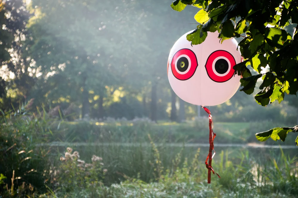 Balon odstraszający ptaki ze sznurkiem do zawieszania, biały, Ø 40 cm – Knock Pest - obrazek 2