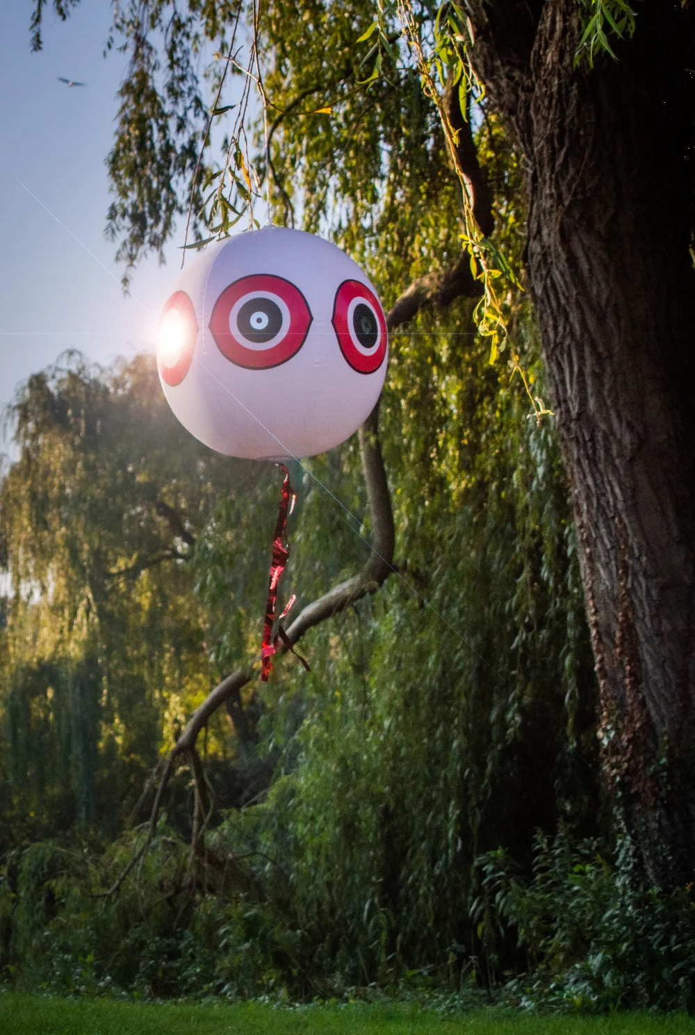 Balon odstraszający ptaki ze sznurkiem do zawieszania, biały, Ø 40 cm – Knock Pest - obrazek 4