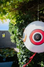 Balon odstraszający ptaki ze sznurkiem do zawieszania, biały, Ø 40 cm – Knock Pest - obrazek 3