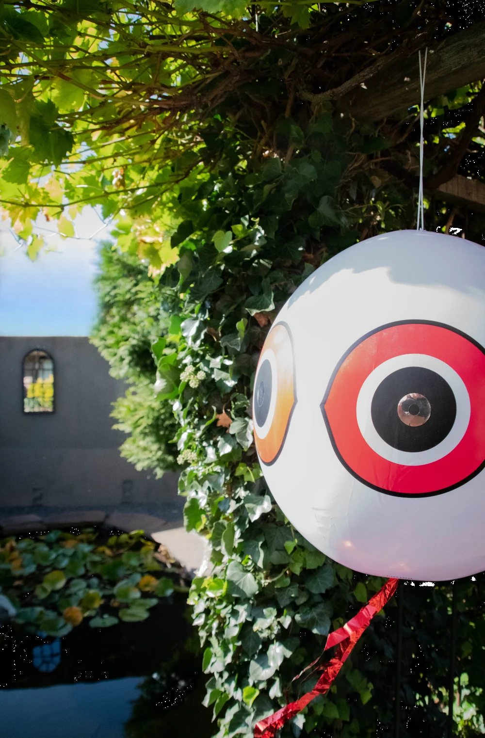 Balon odstraszający ptaki ze sznurkiem do zawieszania, biały, Ø 40 cm – Knock Pest - obrazek 3