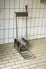 Czyścik do kaloszy ze stali nierdzewnej z 3 szczotkami, niski model – Vink - obrazek 2