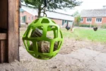 Blok do dziobania dla kur niosek z siana łąkowego, 3,5 kg – LAX Tierfutter - obrazek 2